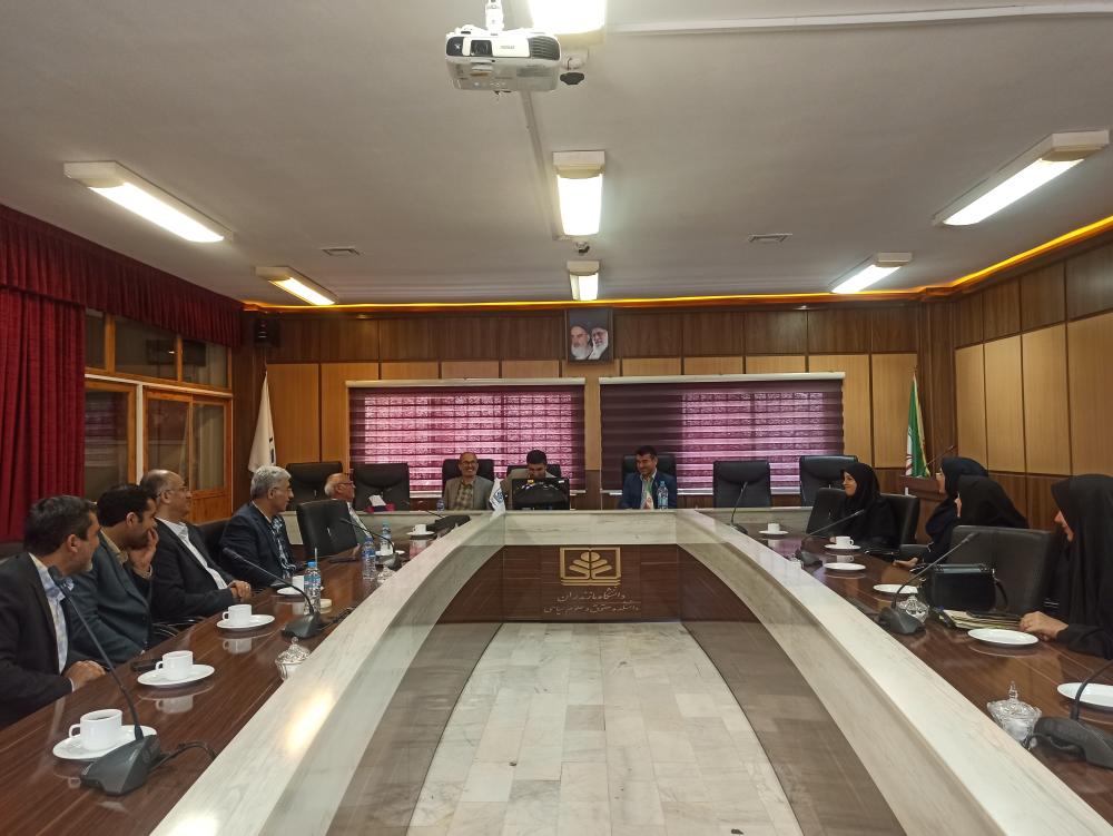 در راستای تبادل نظر و همدلی برگزار شد؛  جلسه هم‌اندیشی هیأت رئیسه دانشکده حقوق و علوم سیاسی با اساتید مدعو گروه‌های آموزشی